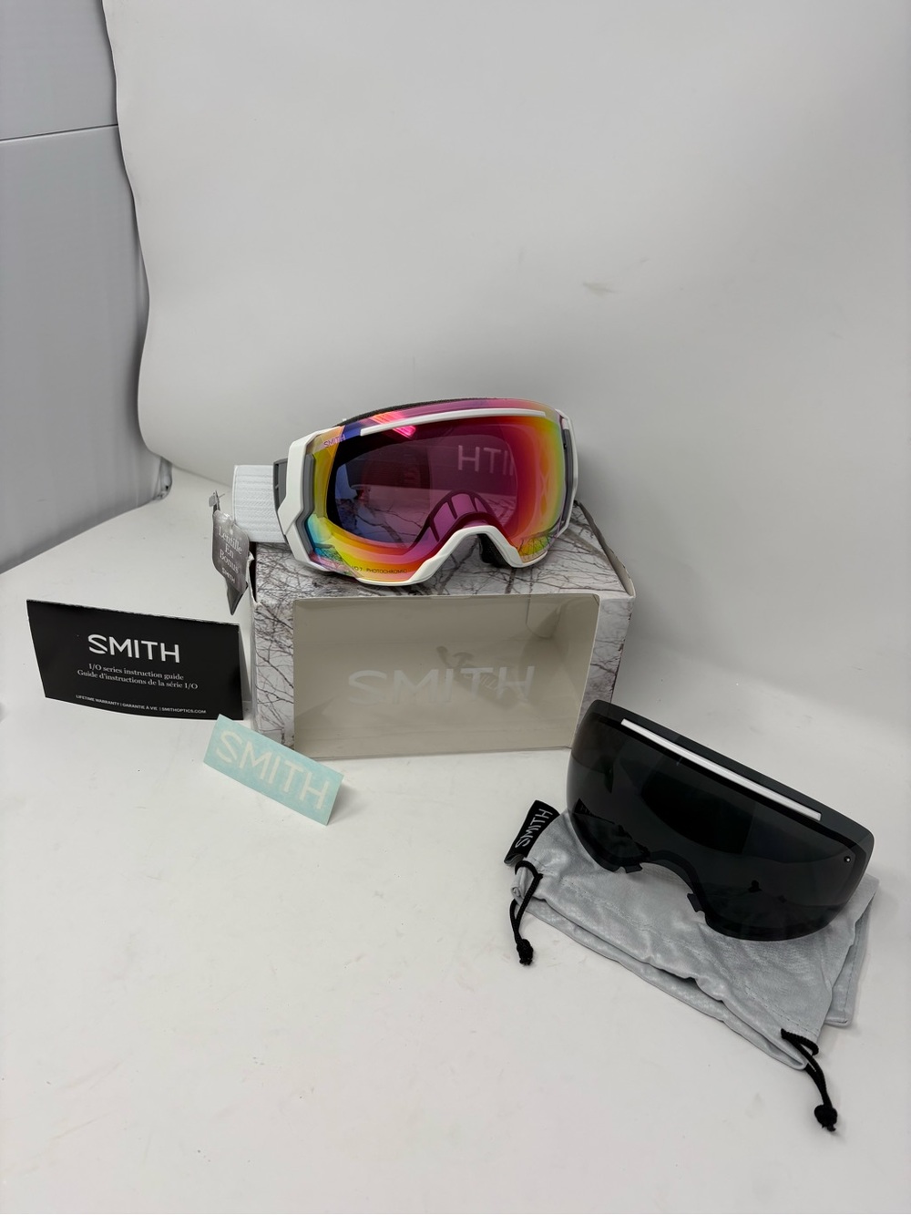 Smith I/O 7 Ski Snowboard Goggles White Photochromic Red + Blackout Lens